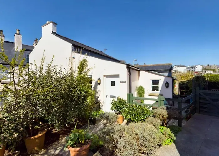 Spacious & Relaxing Cottage Stay With Free Parking